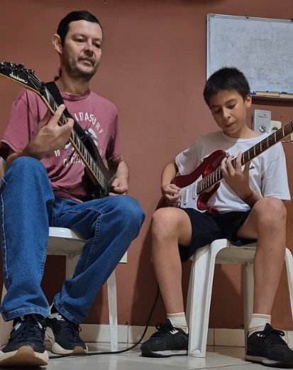 Practicando escalas en guitarra eléctrica
